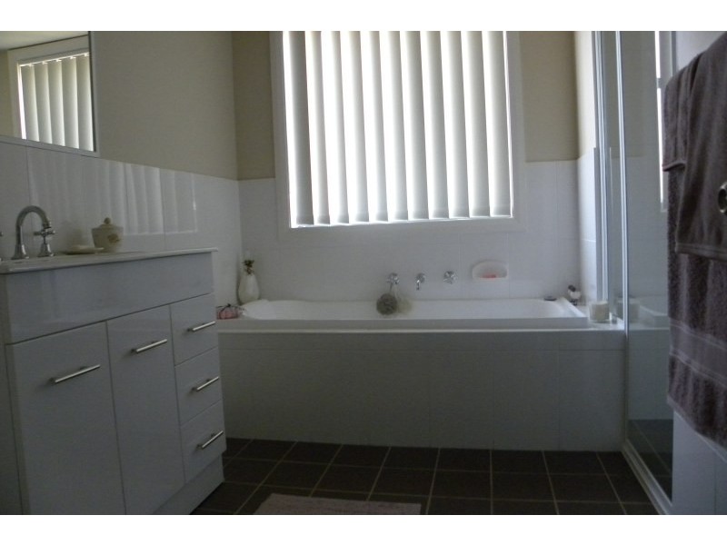 2 Hambrook Place, Young NSW 2594