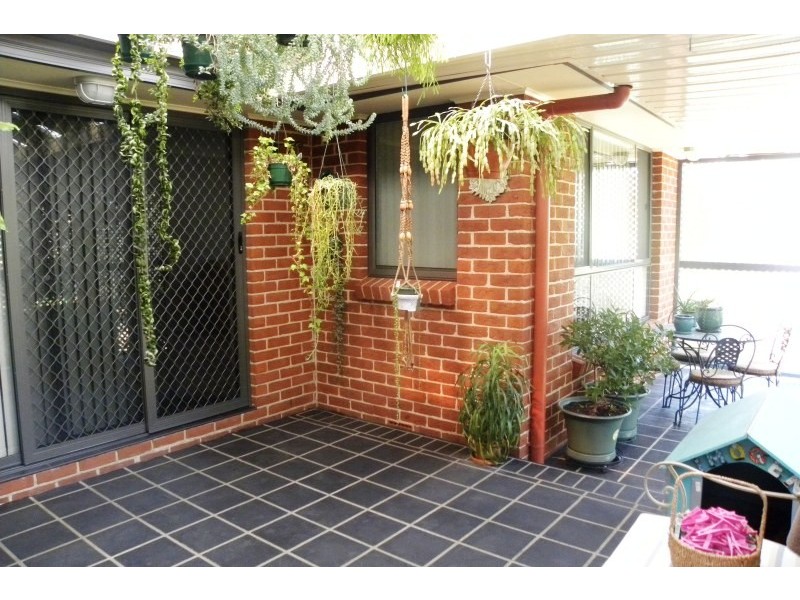 2 Hambrook Place, Young NSW 2594