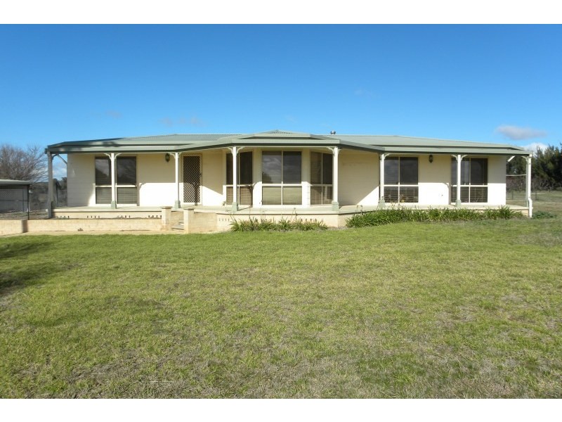 32 Pine Road, Young NSW 2594