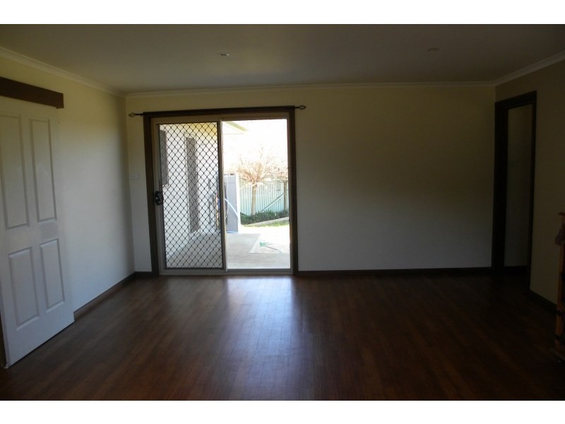 32 Pine Road, Young NSW 2594