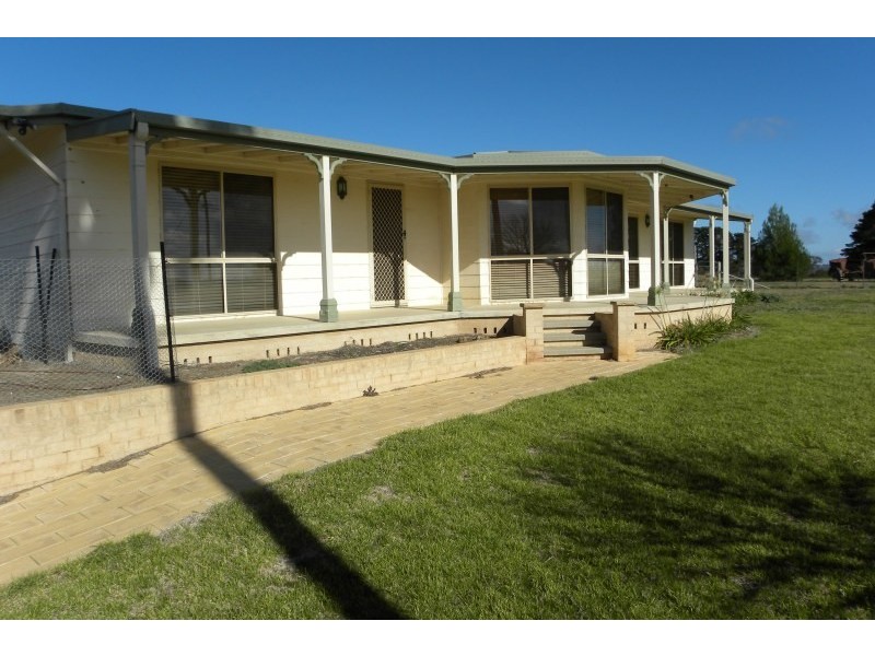 32 Pine Road, Young NSW 2594