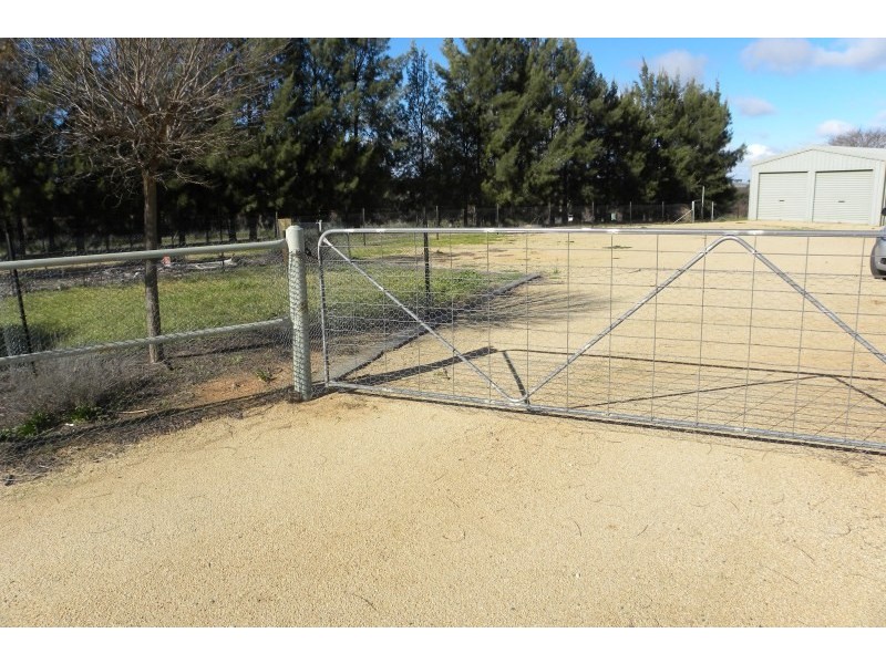 32 Pine Road, Young NSW 2594