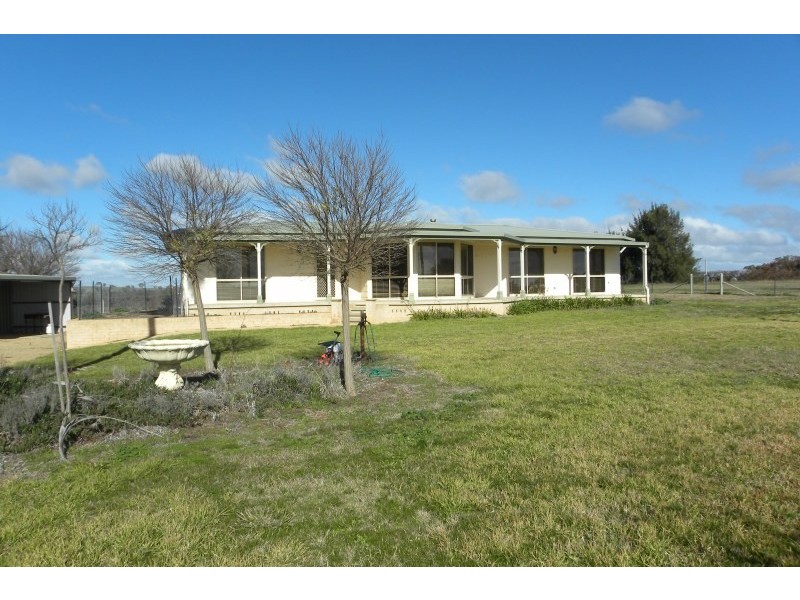 32 Pine Road, Young NSW 2594