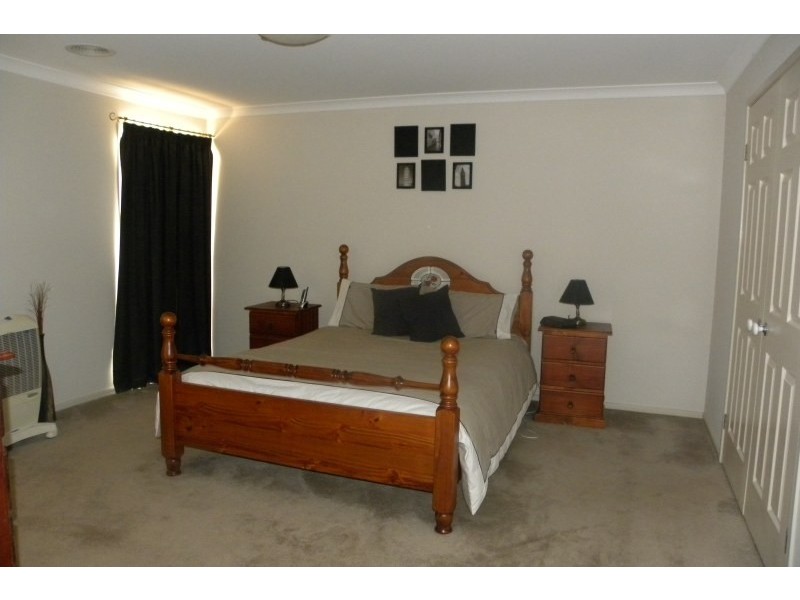 14 Settlers Place, Young NSW 2594