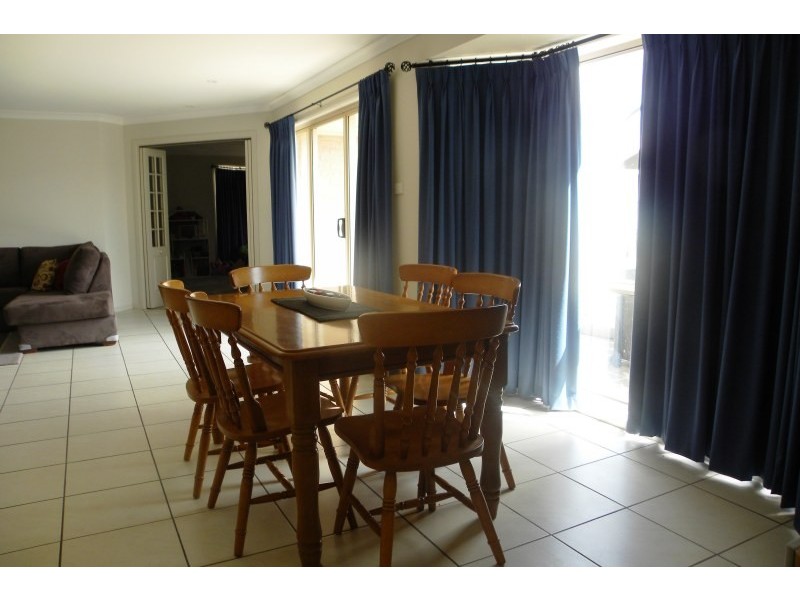 14 Settlers Place, Young NSW 2594