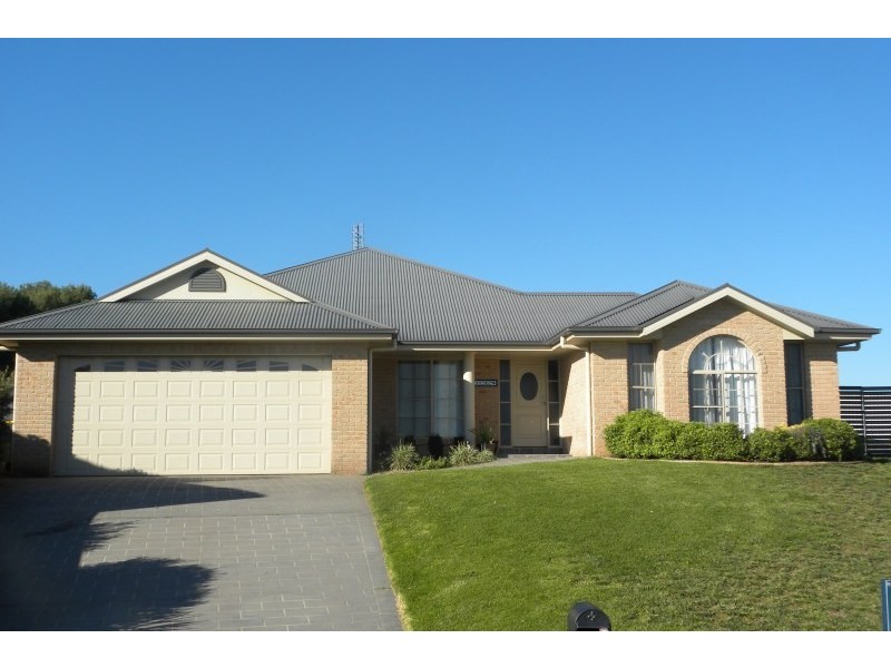 14 Settlers Place, Young NSW 2594