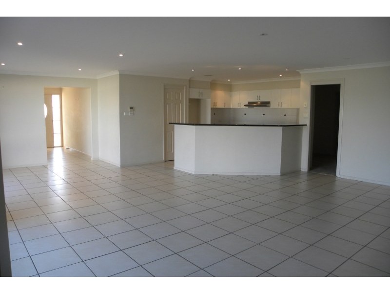 14 Settlers Place, Young NSW 2594