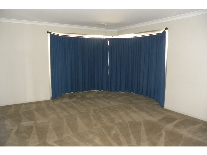 14 Settlers Place, Young NSW 2594