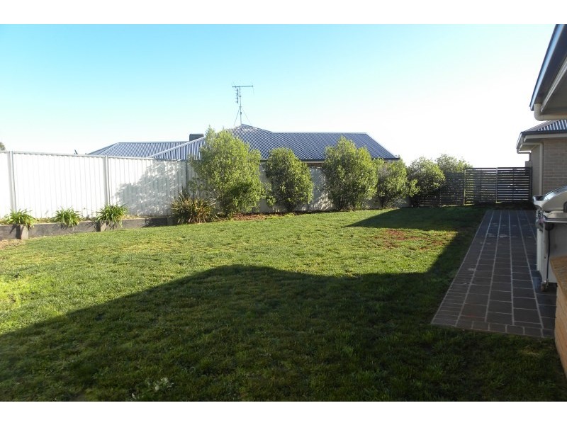14 Settlers Place, Young NSW 2594