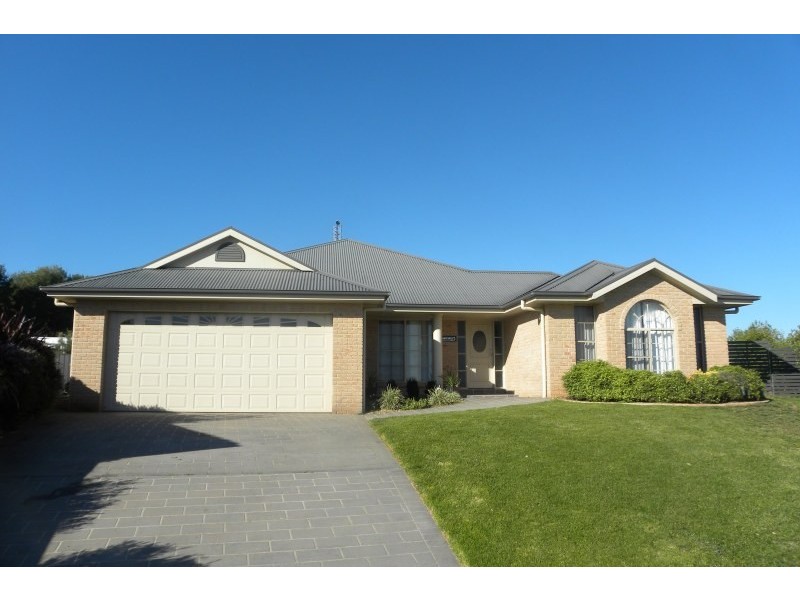 14 Settlers Place, Young NSW 2594