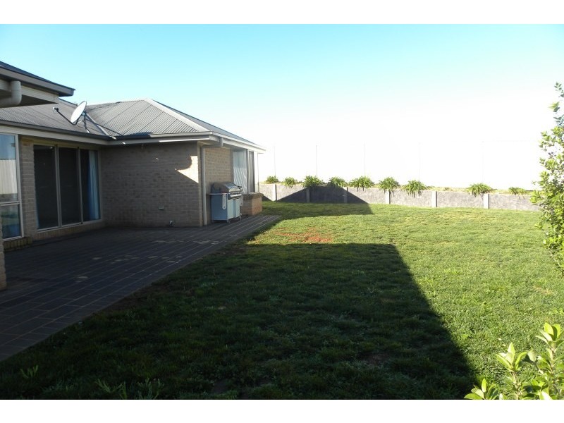 14 Settlers Place, Young NSW 2594