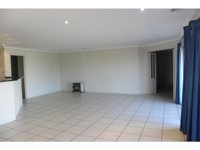 14 Settlers Place, Young NSW 2594
