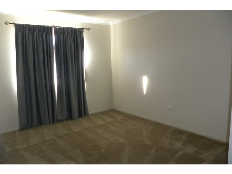 14 Settlers Place, Young NSW 2594