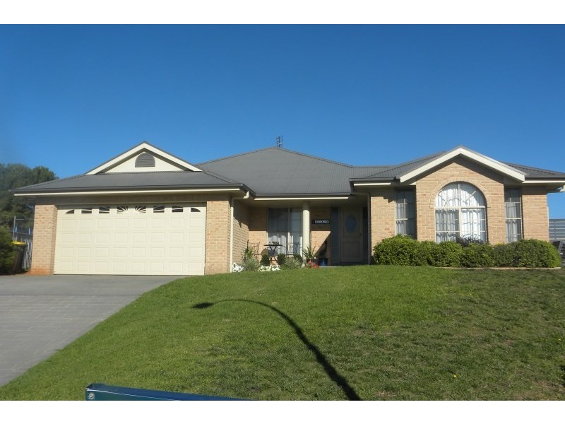 14 Settlers Place, Young NSW 2594