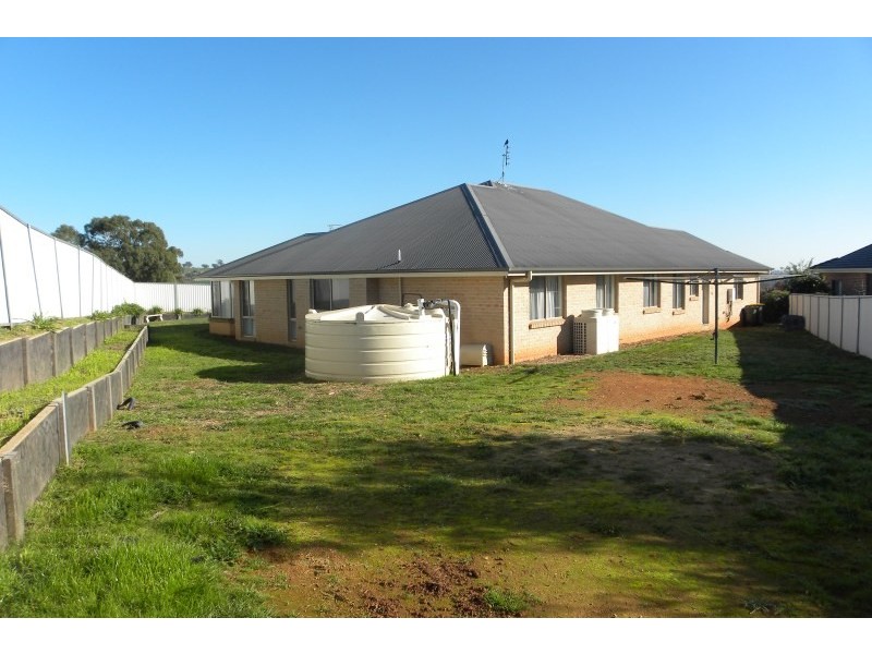 14 Settlers Place, Young NSW 2594