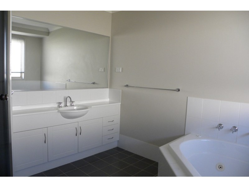 14 Settlers Place, Young NSW 2594