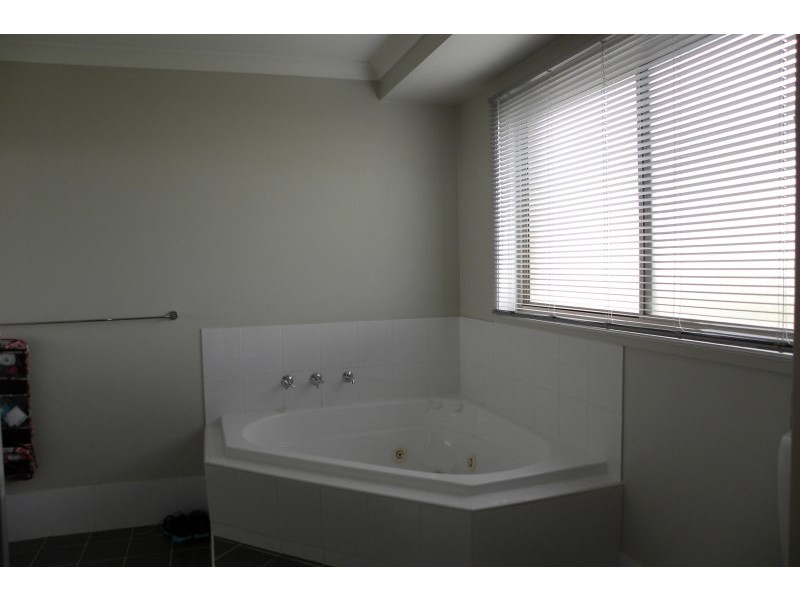 14 Settlers Place, Young NSW 2594