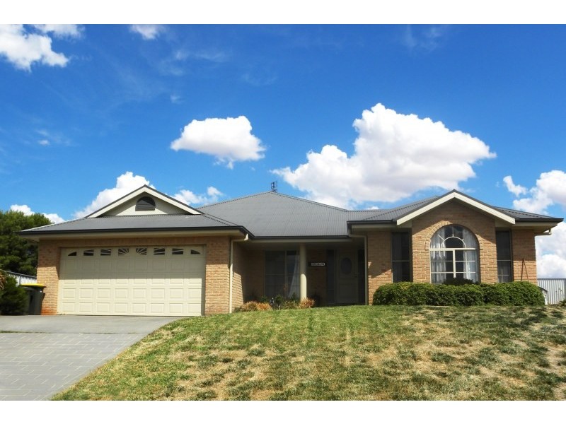 14 Settlers Place, Young NSW 2594