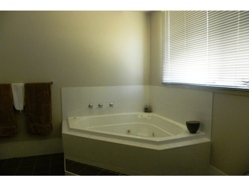 14 Settlers Place, Young NSW 2594