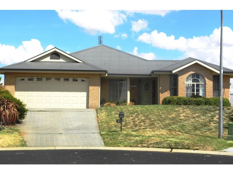 14 Settlers Place, Young NSW 2594