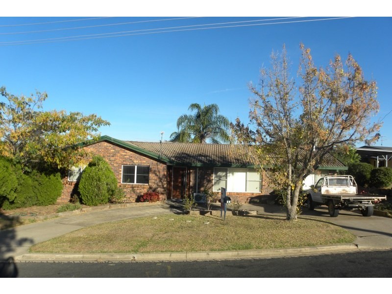 72 Blackett Avenue, Young NSW 2594