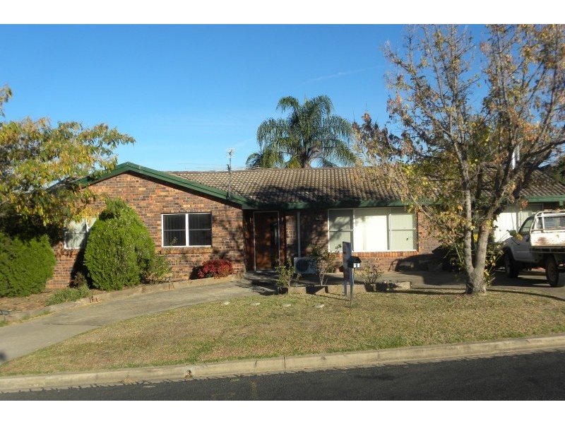72 Blackett Avenue, Young NSW 2594
