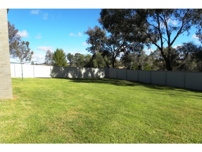 17 Henry Place, Young NSW 2594