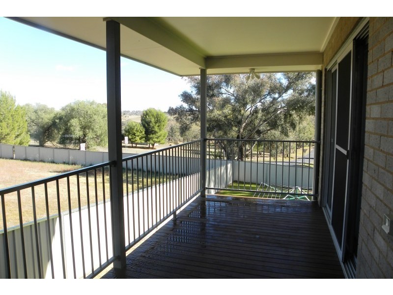 17 Henry Place, Young NSW 2594