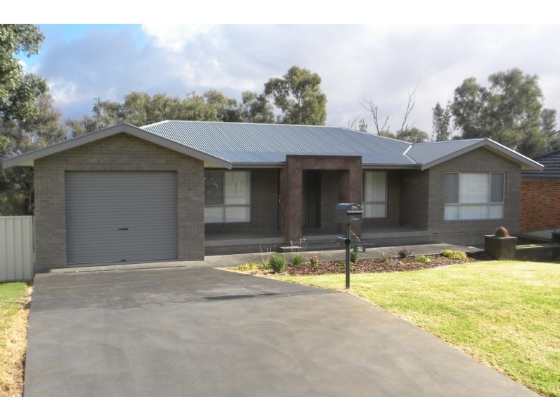 17 Henry Place, Young NSW 2594