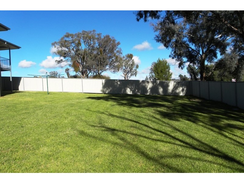 17 Henry Place, Young NSW 2594