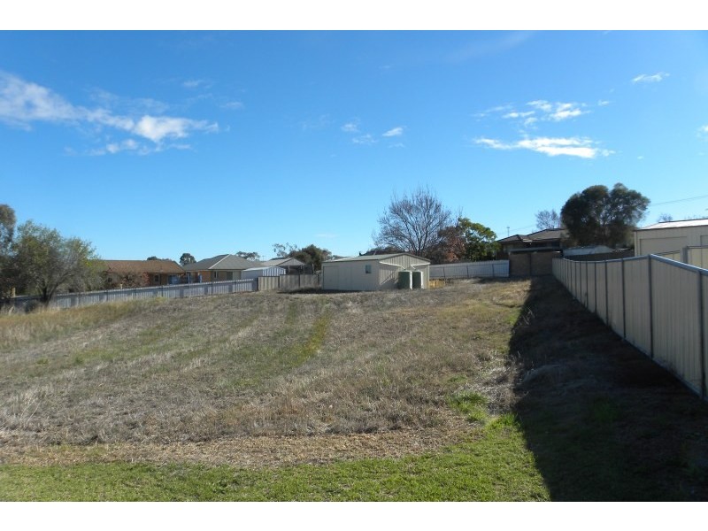 24 Pineview Circuit, Young NSW 2594