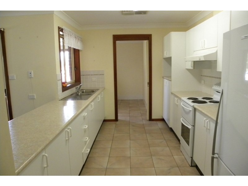 27 Mcnarry Place, Young NSW 2594