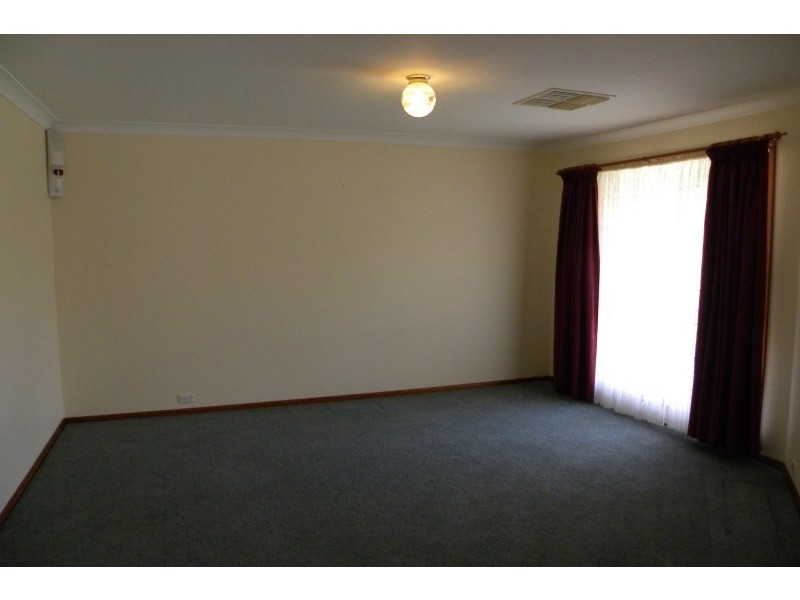 27 Mcnarry Place, Young NSW 2594