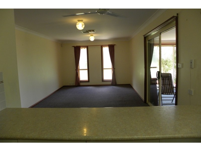 27 Mcnarry Place, Young NSW 2594