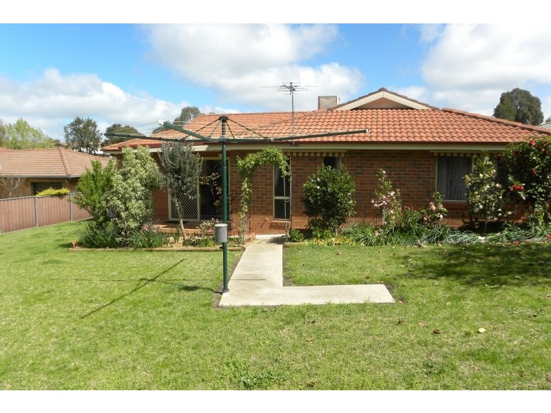 27 Mcnarry Place, Young NSW 2594