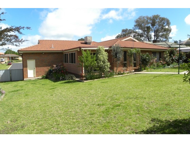 27 Mcnarry Place, Young NSW 2594