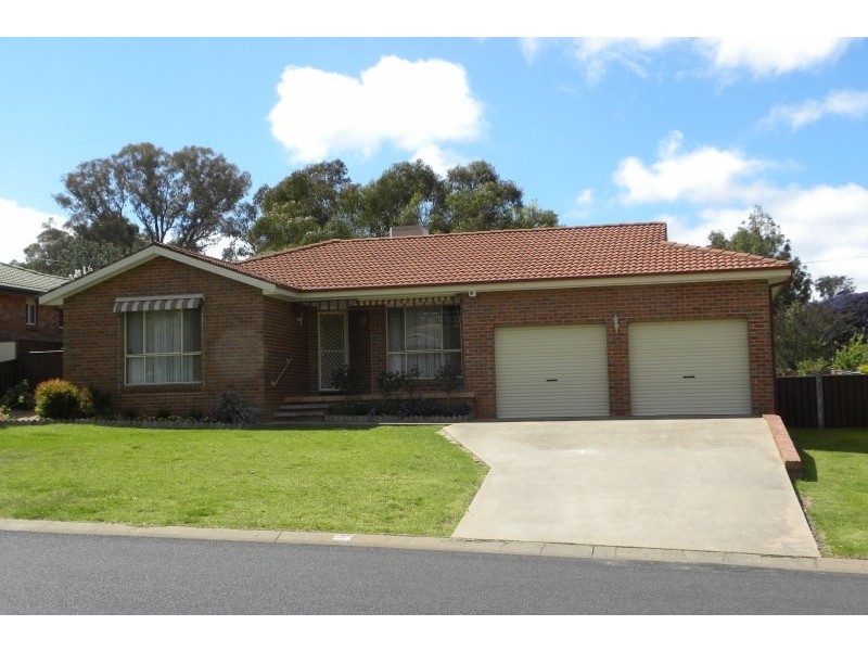 27 Mcnarry Place, Young NSW 2594