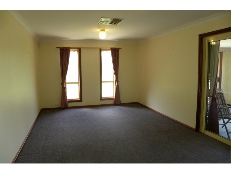 27 Mcnarry Place, Young NSW 2594