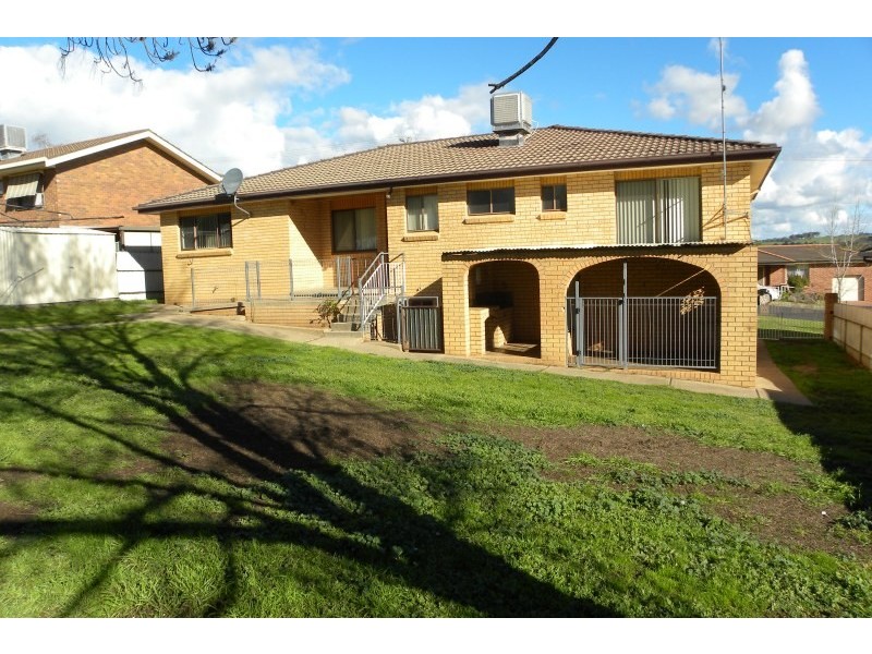 19 Hardy Avenue, Young NSW 2594