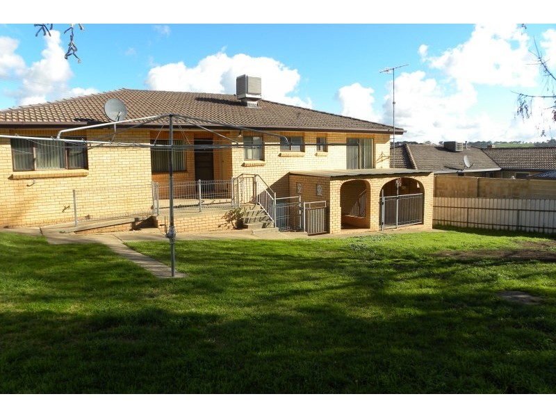 19 Hardy Avenue, Young NSW 2594