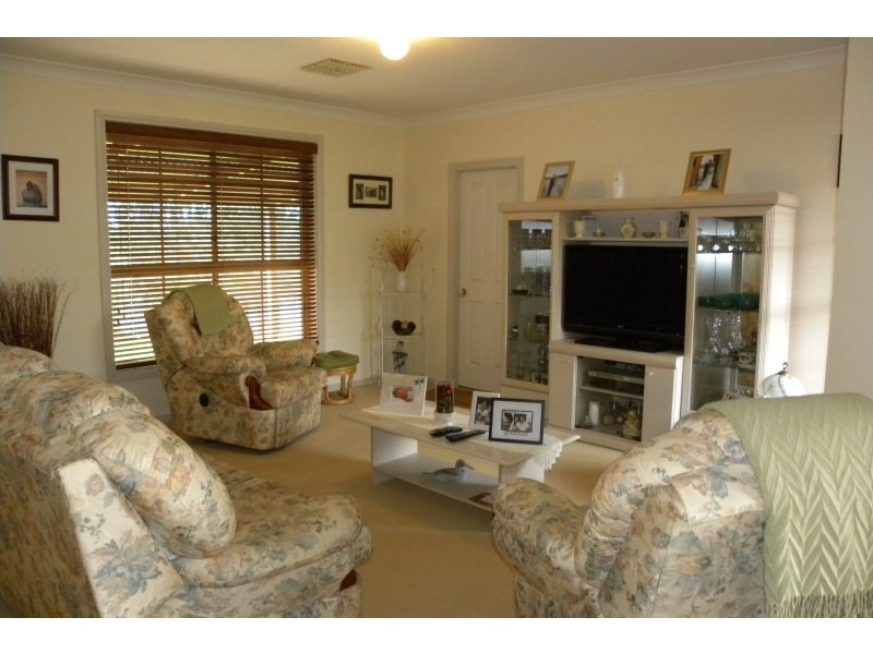 4 Mathew Street, Young NSW 2594