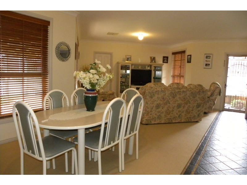 4 Mathew Street, Young NSW 2594