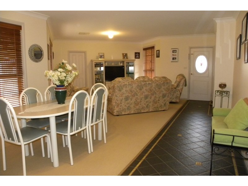 4 Mathew Street, Young NSW 2594