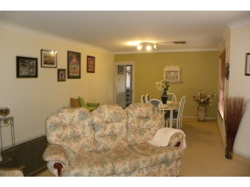 4 Mathew Street, Young NSW 2594