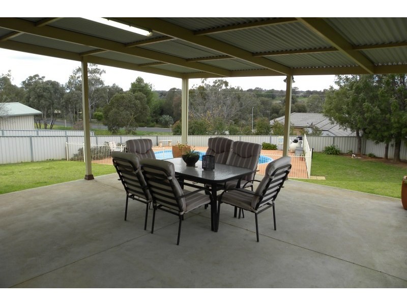 4 Mathew Street, Young NSW 2594