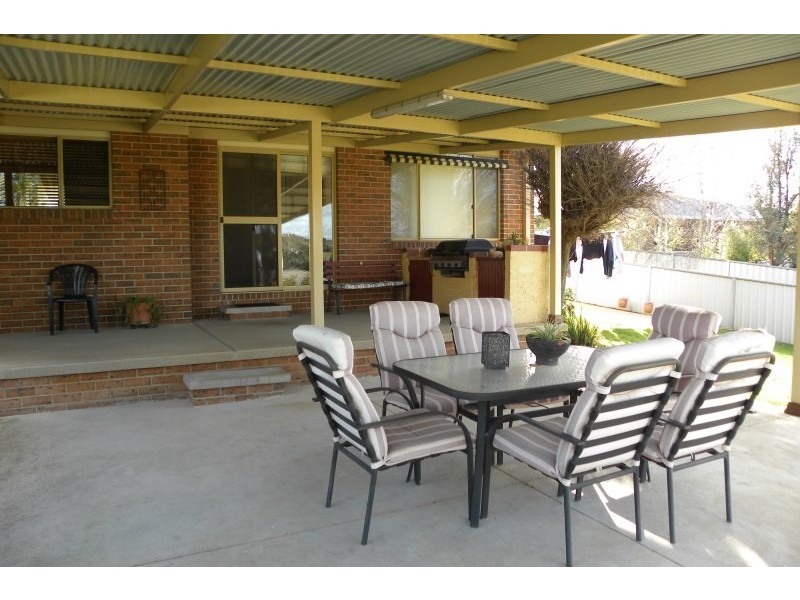 4 Mathew Street, Young NSW 2594