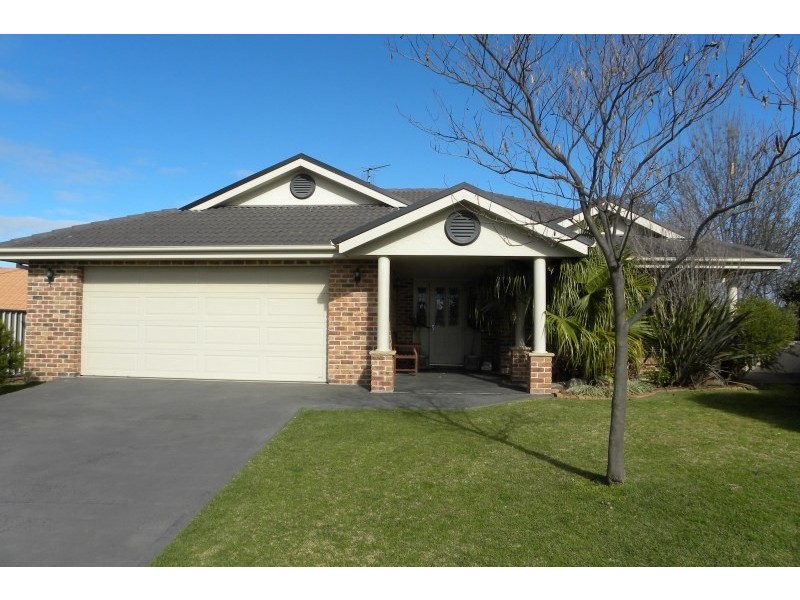 11  Mathew Crescent, Young NSW 2594