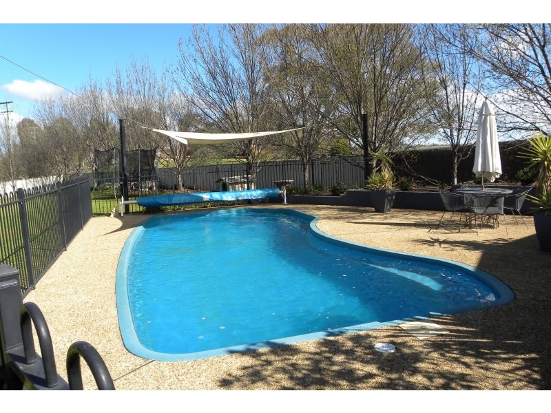 11  Mathew Crescent, Young NSW 2594