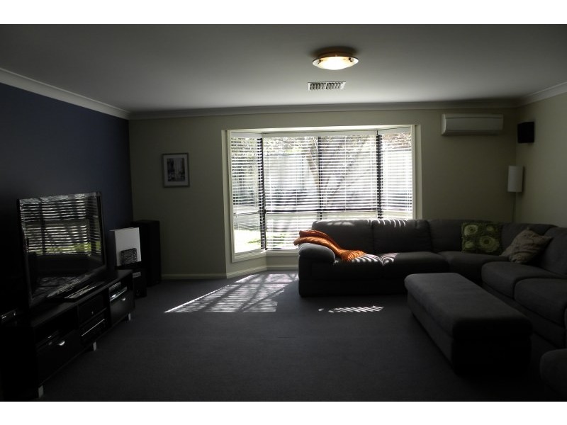 11  Mathew Crescent, Young NSW 2594