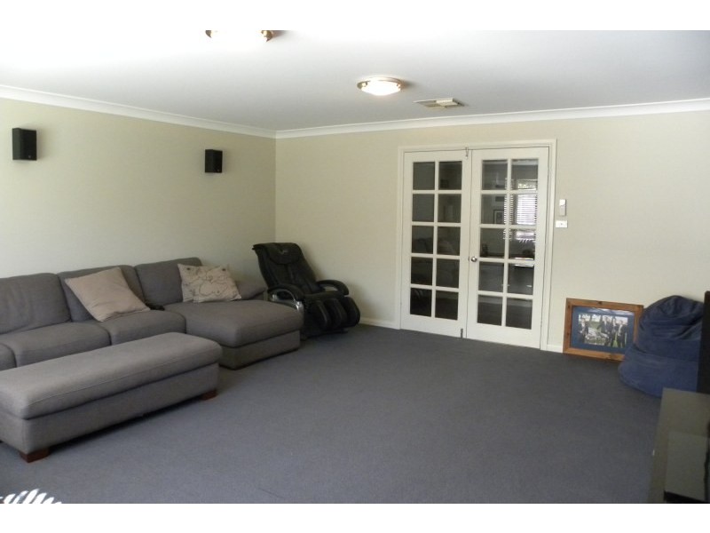 11  Mathew Crescent, Young NSW 2594